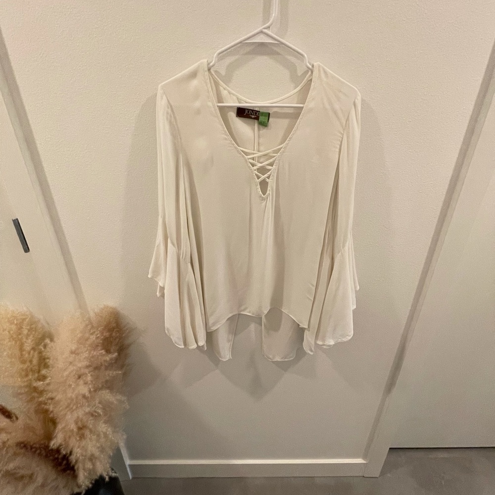 WHITE JONDIE FLOWY BLOUSE: